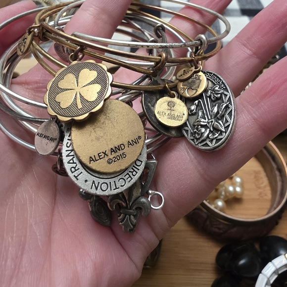 Over 70 Bevy Of Bracelets Cuffs Bangles Clasp Stretch Bracelet Lot Bundle Estate - Picture 6 of 16